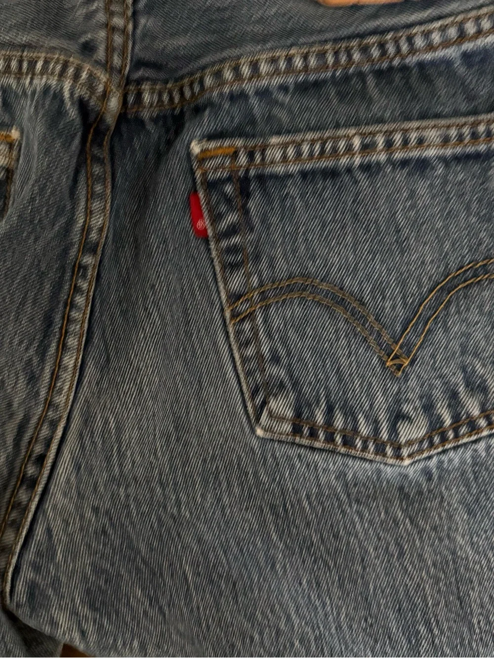 Levi's 501 Men's Straight Jeans in Light Blue Wash - Picture 6 of 12